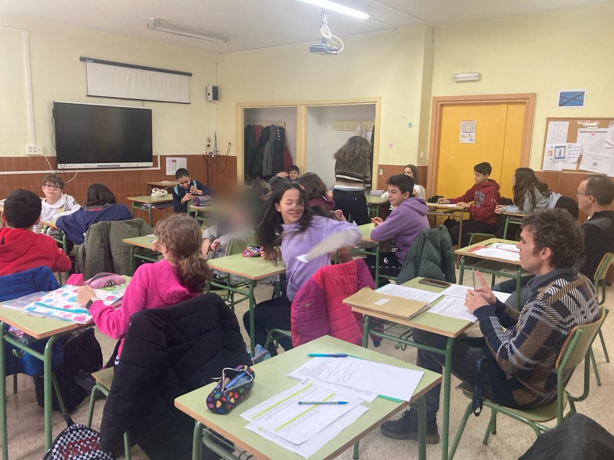 IESMHzamora's tweet image. El equipo de profesores del programa bilingüe del @IESMHzamora iniciamos nuestra aventura en #COMUNICA_ACCION . El martes observamos a Pilar, en #OBSERVA_ACCION , en su clase de inglés de 1° ESO.
#team2teach 
@CFPIdiomas
#programabilíngue 
@educacyl
@cfiezamora
 #innovaCyL