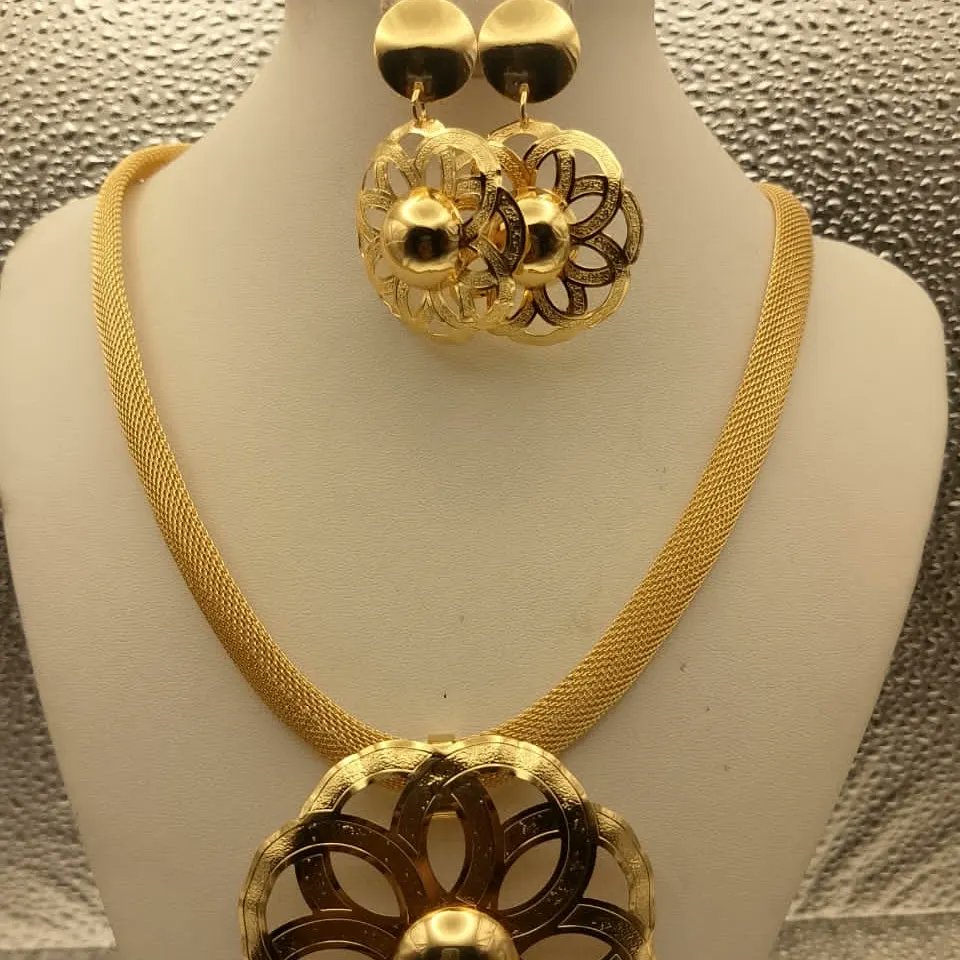 FizzEmpire's tweet photo. Classy gold necklaces and accessories are available at Fizz Empire 

Send a dm to get yours today!
Or send us a message on instagram:
https://t.co/tEFKzd0SqH https://t.co/RpPgecJmRD