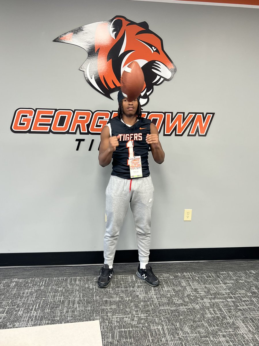Nolimitmo_'s tweet photo. Great visit with Georgetown Tigers,KY today thank you for having me very grateful for the invite @coach_grady @RecruitTheG  @RedElephant_FB @JoshNiblett @CoachNorman_AGR @RecruitGeorgia #CollegeFootball #Uncommitted #blessed #Jeremiah2911 #football https://t.co/t56alRSRbC
