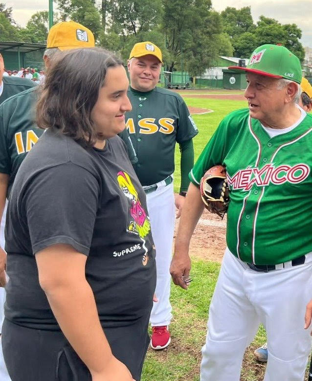 SergioG79300186's tweet photo. @JJDiazMachuca @MauricioCollado Mientras @lopezobrador_ #macaneando y el país se cae a pedazos

Y donde está el #chocoflan seguirá igual de marrano?

La ex de #Andy tuvo gemelos pero no son de él, le puso el cuerno por #pitoChico https://t.co/QyeKkYvXIL