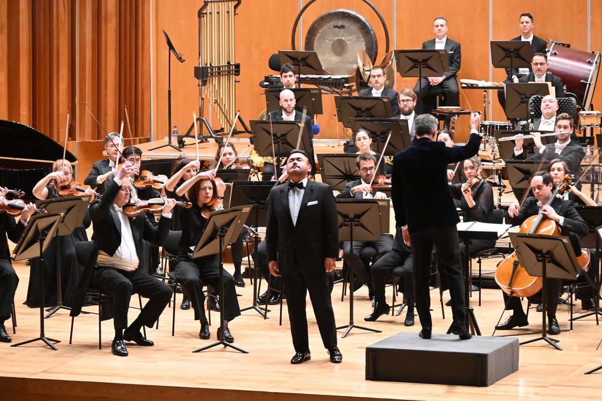 🎼 ¡Gracias! Qué emocionante es ver a mil quinientas almas en pie tras nuestra inolvidable gala lírica junto a <a href="/tenorjcamarena/">Javier Camarena</a> y el maestro Lucas Macías en Los Conciertos del Auditorio de <a href="/culturaoviedo/">@culturaoviedo</a>.