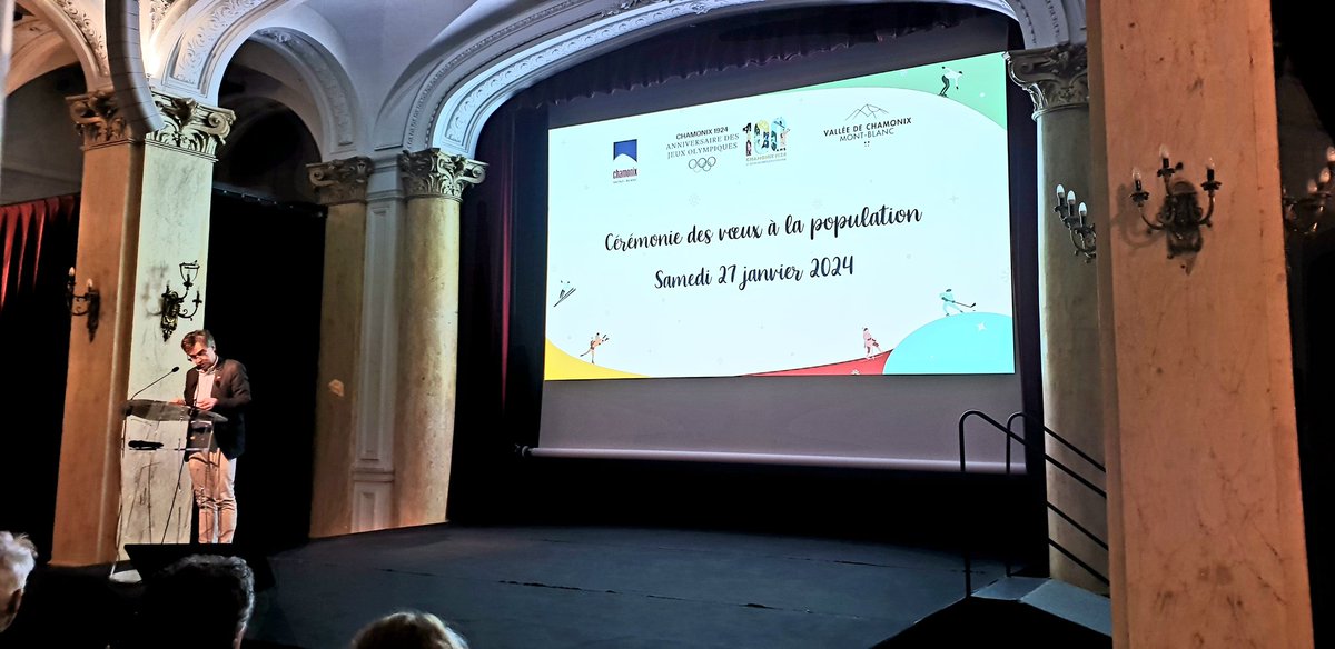 Évoquant notre héritage commun, résolument tourné vers demain, Eric Fournier, maire de @Chamonix_France et président de la Cc a souhaité faire passer un message d'unité et de solidarité pour cette nouvelle année. 🫂 Salle comble pour échanger avec les habitants. Quel plaisir !🙏