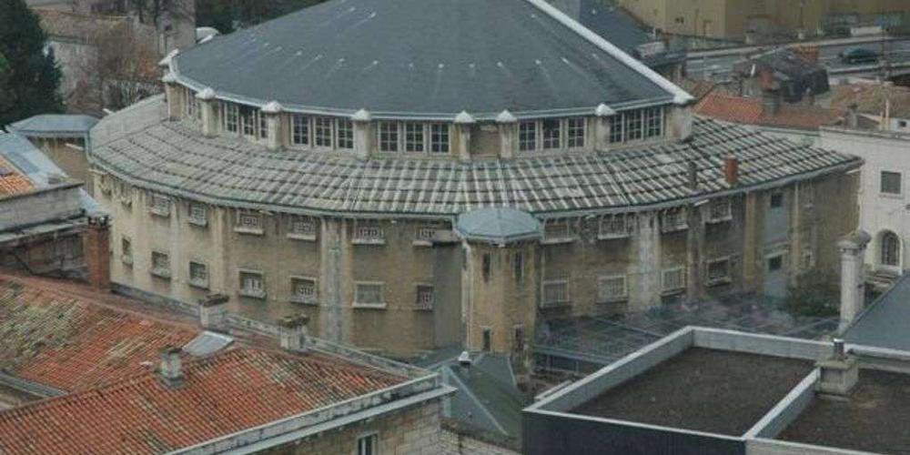 CerfiaFR's tweet photo. 🇫🇷⛓️ INSOLITE | Un détenu de 32 ans s'est évadé de sa cellule à la prison de #Niort en creusant un trou avec une fourchette pendant 2 jours. Il s'est retrouvé coincé sur le toit de la maison d'arrêt, entouré de barbelés, avant d'être rattrapé par les agents pénitentiaires. https://t.co/5BdKYjsJNu