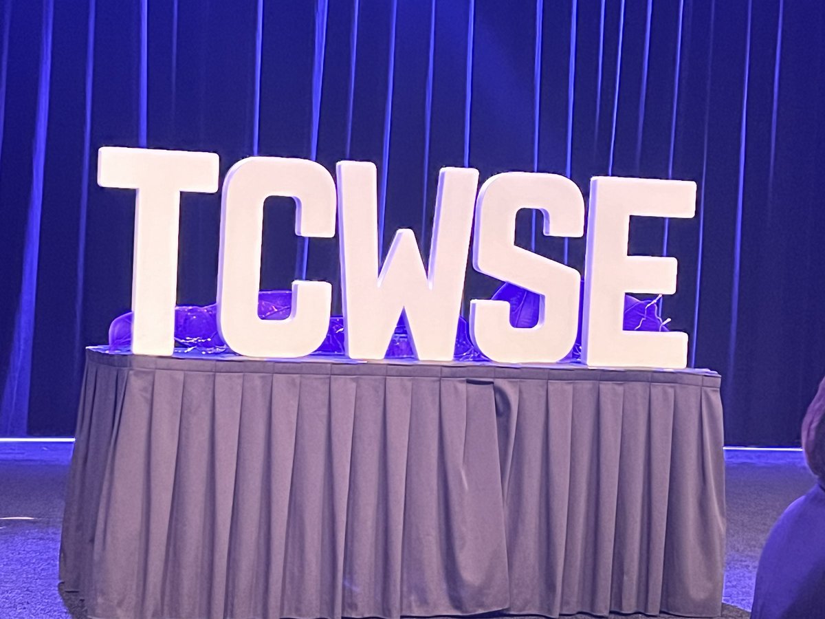 QunishaJ's tweet photo. Getting inspired by amazing women that care about each other! This is just what I needed to move forward. Thankful for a community of supporters! #tcwse #gritgraceandperals https://t.co/gO6qdTbpKQ