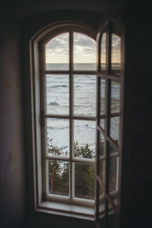 Per ogni cosa che vive senza me gira per ogni angolo carica di premesse sopra le ombre d'un attimo pensato Nel tempo in cui il vento crea la tempesta di fronte al mare aperto tra la nostalgia consolatoria Ti sogno da li 📷Mareks Steins