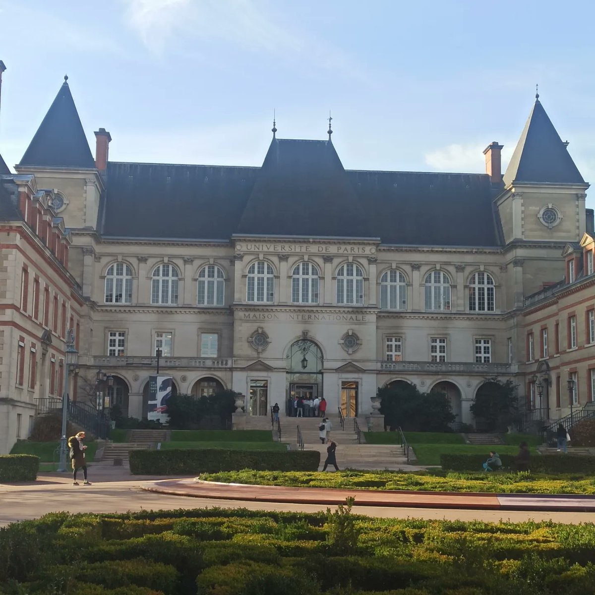 Memorable day for the @SIEF_SCEF/SCEF at the College of Spain in Paris. Interesting talks by <a href="/Astro_SaraG/">Sara García Alonso</a>, <a href="/LluisMontoliu/">Lluis Montoliu</a>, <a href="/EvaOrtegaPaino/">Eva Ortega-Paíno</a>  and <a href="/ToninaFerrer/">Tonina Ferrer</a>.
Great day talking about science, as well as life and research career with friends and colleagues.