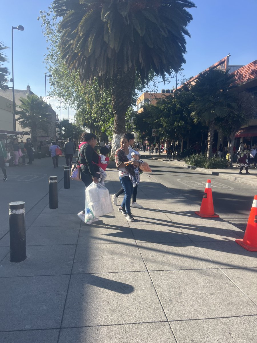 Alguien sabe dónde estamos???
Alguna parejita disponible por la zona? ??😈😈🍍🍍🍍