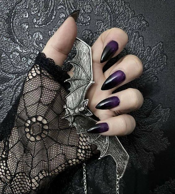 hearthfirearts's tweet photo. goth nails🦇🔪 https://t.co/Vy5RvQ0x3g