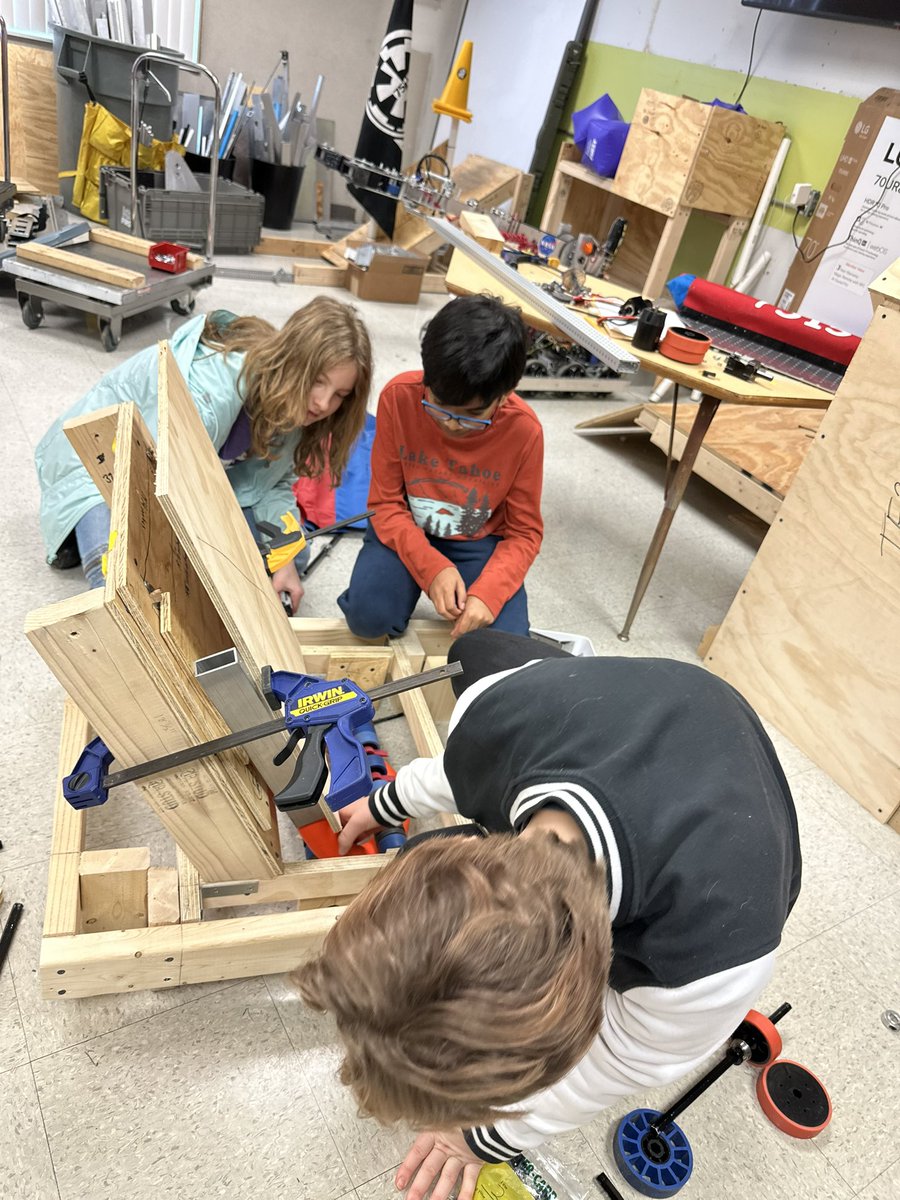 DarkSideRobots's tweet image. Crossing over from design to manufacturing!