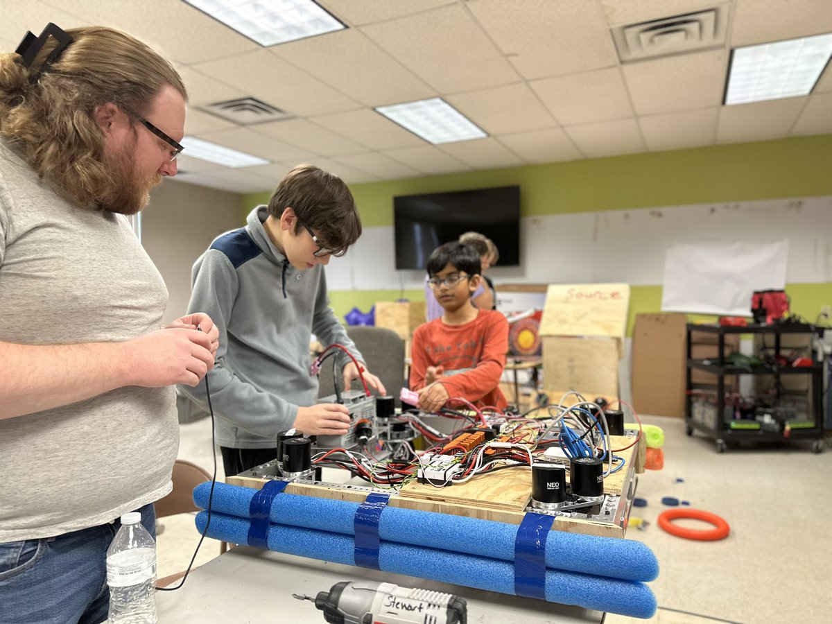 DarkSideRobots's tweet image. Crossing over from design to manufacturing!