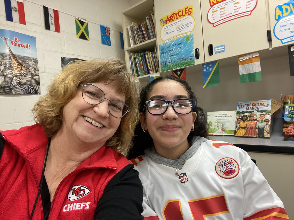 ElizGThompson's tweet photo. This amazing 5th grader traded in Dojo points to be my teaching assistant for a lesson with fourth graders. She did a fantastic job teaching them about paragraph structure and modeling strong topic sentences!#wildcatproud #NKCSELL @ClardyElemNKC @NKCSchools https://t.co/WhDmBoVs9Q