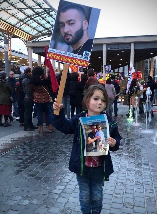 🚨🚨🚨‌
Sabah, son of political prisoner #PezhmanFatehi is pleading with all to be his voice.
#StopExeutionsInIran!
Be the voice of
#MohsenMazlum #RezaRasaei #MojahedKurkur #VafaAzarbar #MohammadFaramarzi #FarshidHassanzahi #MansourDahmardeh