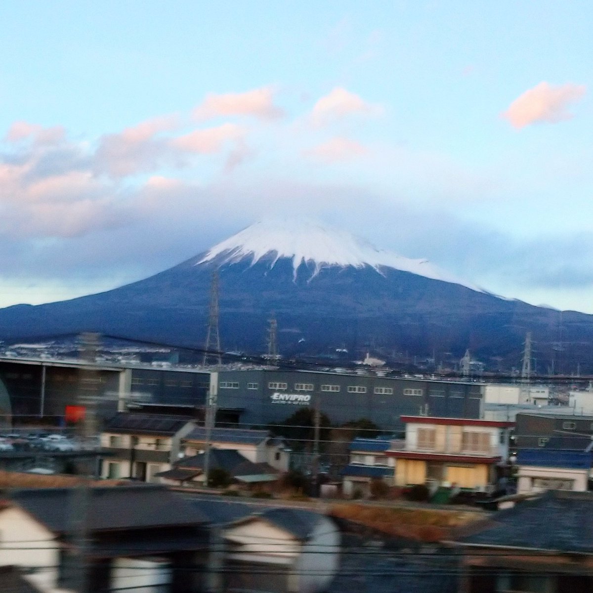 tanoshisho's tweet photo. ひさびさ。
#イマソラ #sky #bluesky #富士山 https://t.co/MsfDTrXlN6