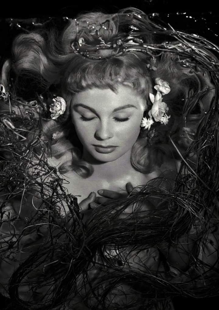Bonne nuit #JeanSimmons as Ophelia on the set of #LaurenceOlivier’s #Hamlet ✨️