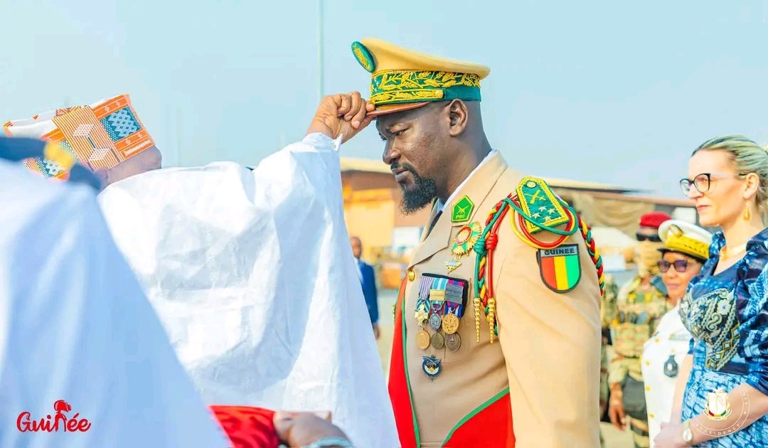 🛑De retour de Kigali🇷🇼, le président de la transition reçoit les insignes de Général de corps d’armée...👇 #Africaguinee #PresidenceGN #RetourKigali