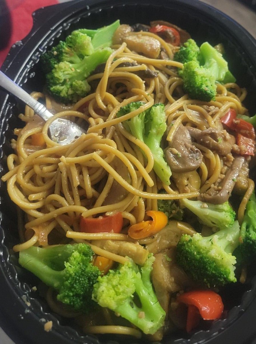Crysulchak's tweet photo. @FreshUpdates #FreshIntentions stir fry noodles loaded with veggies https://t.co/ILgWNbQGEk