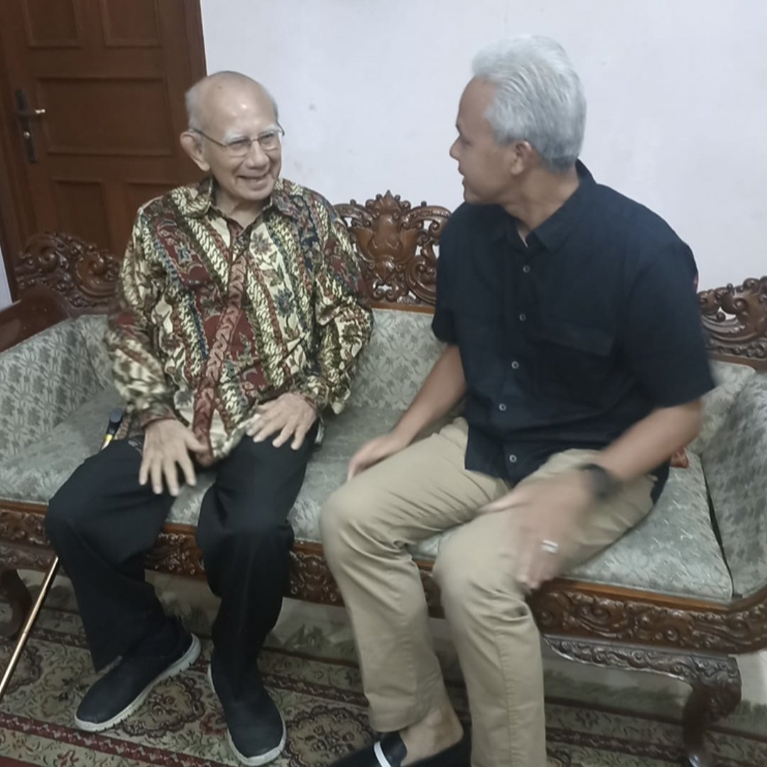 "Ini kapal Titanic sudah nabrak es kok semua masih nyanyi-nyanyi," begitu satu kalimat yang terus terngiang dari pertemuan malam ini dengan begawan ekonomi dan lingkungan Prof H Emil Salim MA PhD. Sehat selalu Prof, terimakasih berkenan menerima saya di kediaman yang penuh