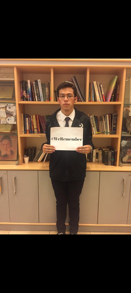 27 de enero del 1945 se da la liberación del campo de concentración de Auschwitz. Cada 27 de enero es el Día Internacional de Conmemoración en Memoria de las Víctimas del Holocausto. La campaña del #WeRemember (nosotros recordamos) es para no olvidar la Shoá y sus 6.5m de muertes