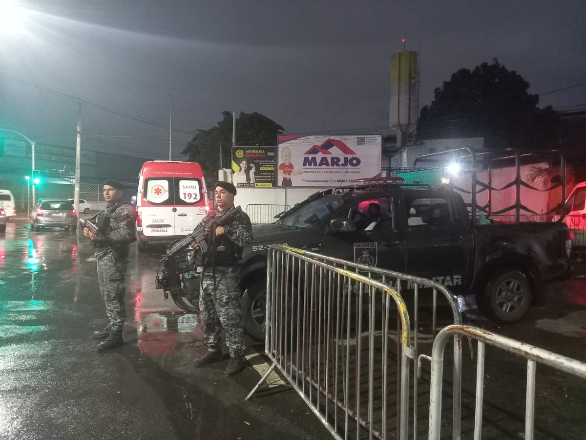 PMERJ's tweet photo. Policiais do #BPChq estão posicionados em pontos estratégicos localizados no interior e no entorno da comunidade do Gardênia Azul, na Zona Oeste da cidade do Rio de Janeiro. Veículos blindados dão apoio aos militares que estão no local.

Estamos nas ruas!! #ServireProteger https://t.co/aSf0EF3ayu
