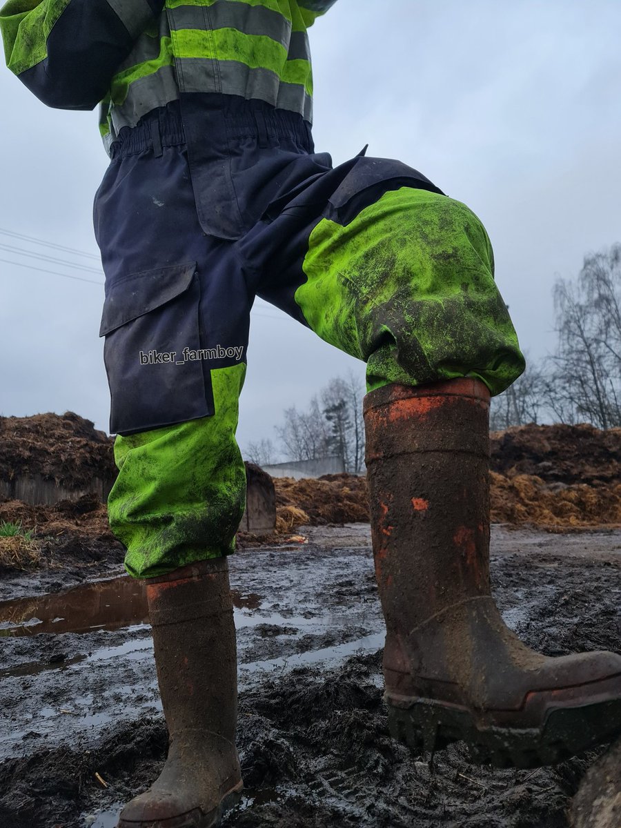 You can imagine how strong the smell is 🐷🐷🐷

#gayfarmer #dunlopboots #gayworkwear #workwear #gayboots #dirtyboy #gayboy #manure