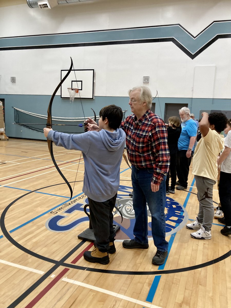 Similkameen53's tweet photo. We are always so appreciative when community volunteers help our students learn archery during PE! #SD53 @SSimilkameen @MrsBrowning53 @Stacer99 https://t.co/VBlXaEprJh
