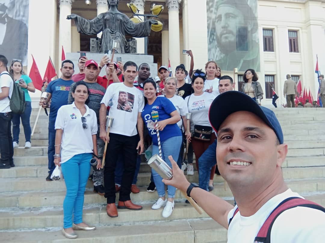 Le rendimos homenaje a nuestro querido 'Martí'desde la histórica Escalina de la Universidad de la Habana...jóvenes comprometidos con el futuro de nuestra Patria...🇨🇺
#MartíVive
#MartiEntreNosotros