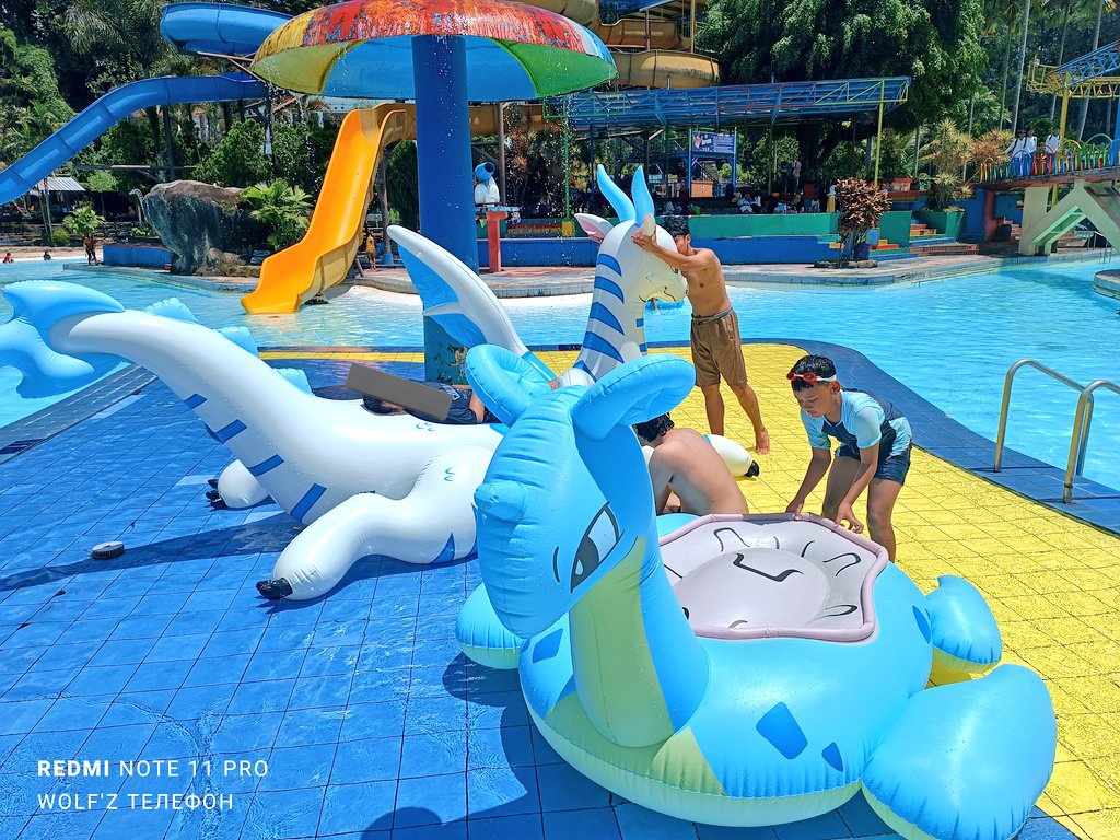 Happy #SqueakySaturday everyone
I bring FyaRyuu and Lapras to the Waterpark with my Friends and we're have fun together 😍

#Inflatable #Dragon #FyaRyuu #Lapras #Pokemon #pooltoys #pooltoy #inflatabledragon #pooltoydragon