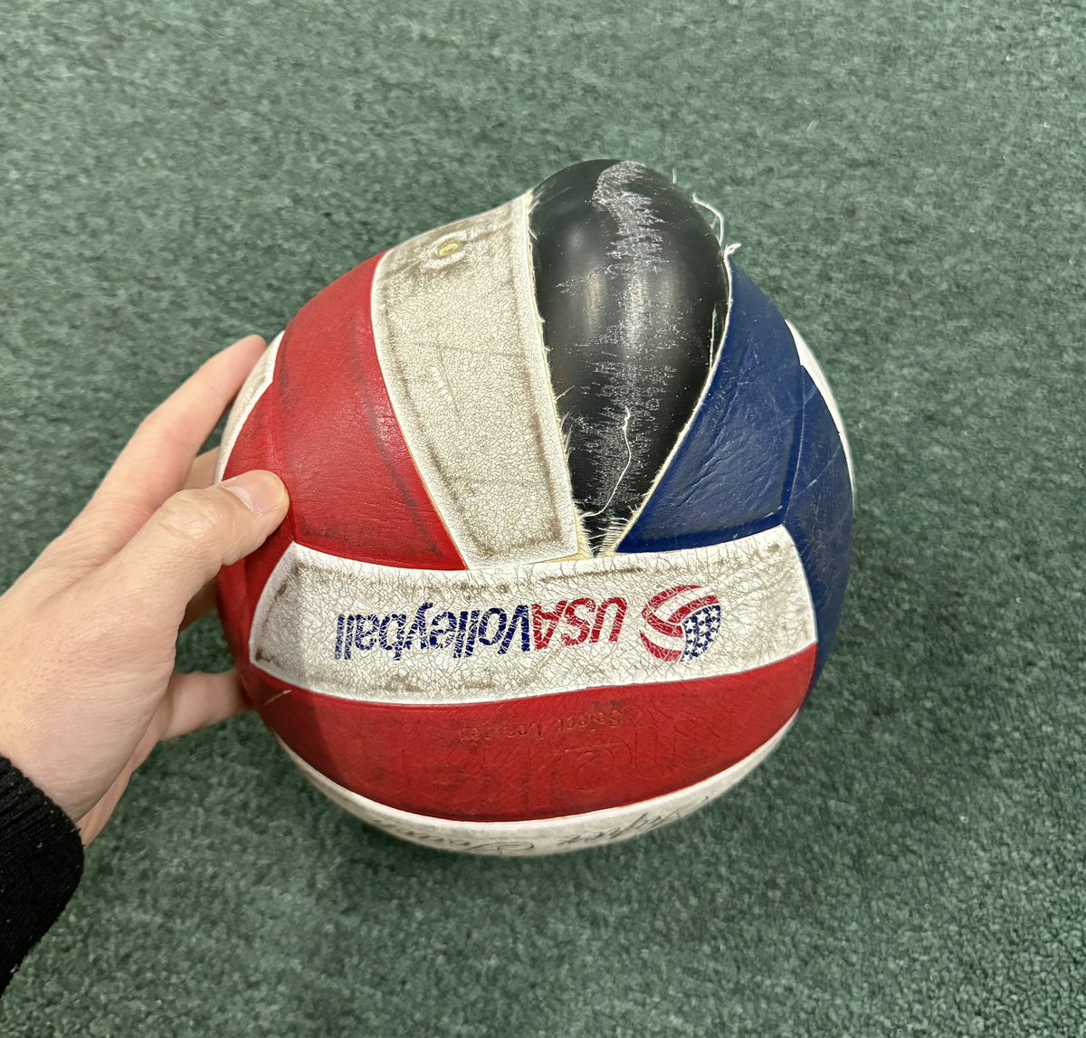TheCoachDonny's tweet photo. Could you play volleyball with this ball??

#volleyball #volleyballs #volleyballproblems https://t.co/umrSlHWaJt