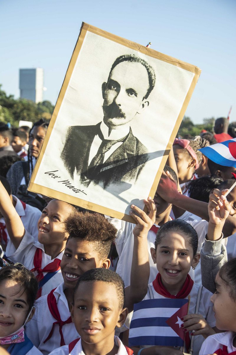 #FidelPorSiempre: "Martí fue el que más se preocupó por los niños, el que más se preocupó por la educación y el que más deseó convertir las fortalezas en escuelas...".  #MartíVive #ConElMismoFuego