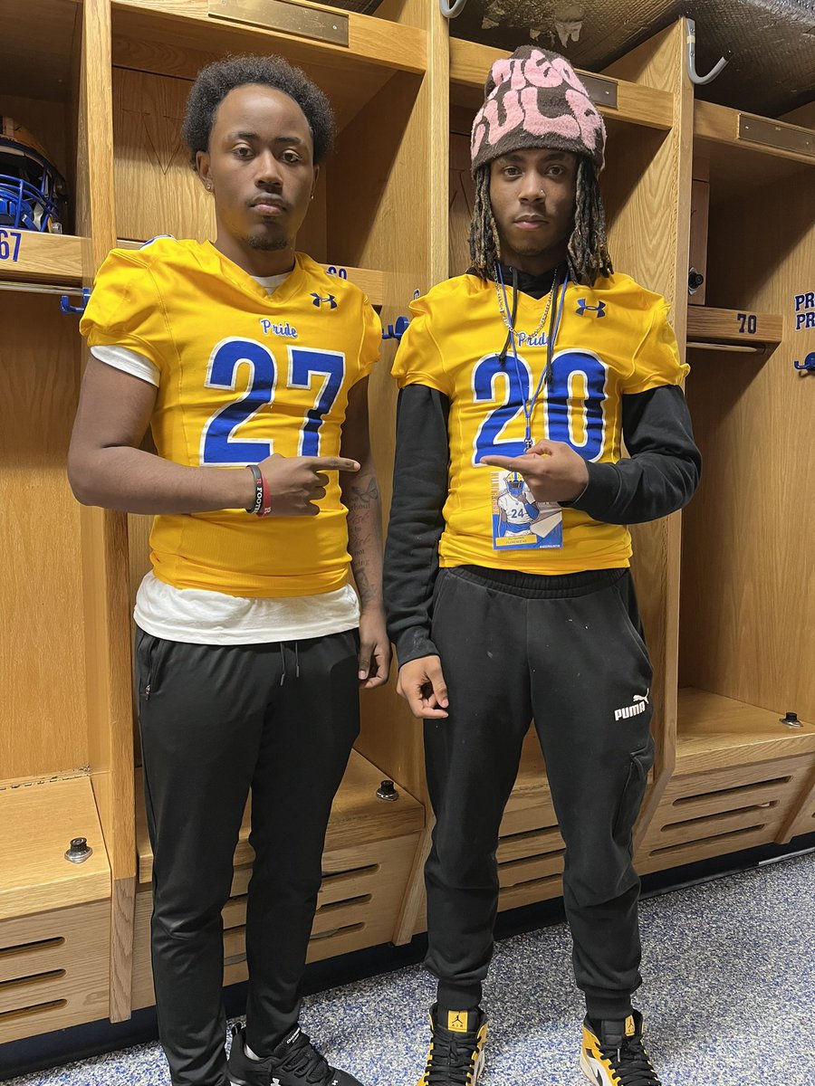 JoeFrappolli's tweet photo. @JustinGrover_ and @_elijahquinn on visit to @Widener_FB they will forever look great in the blue and gold! @FTSD_football https://t.co/xkUgzkJ5N0