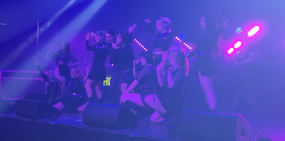 Hutriel's tweet photo. Herraisä sentään mikä esitys Frostbustersilta! 😳 
Anlimited ja Collision vei ja yleisö  —jaa no, ei yleisöltä kysytty mitään. 🔥
#frostbusters #desucon #desuconfrostbite https://t.co/66K8ZCq2St