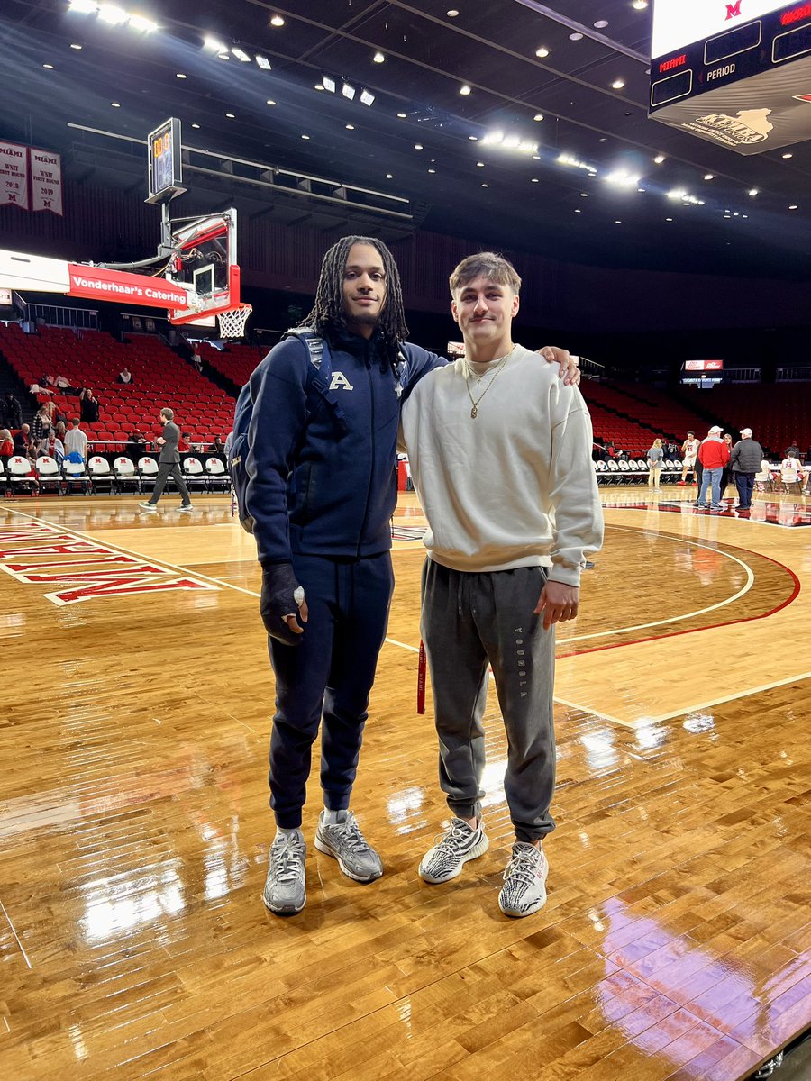 jenwaltersphoto's tweet photo. Basketball Family!! Friends Always!! #cincyshock #HDLNSFinest @HDLNS @NateJohnson34 @SiWalters21 https://t.co/xtI0c68im7