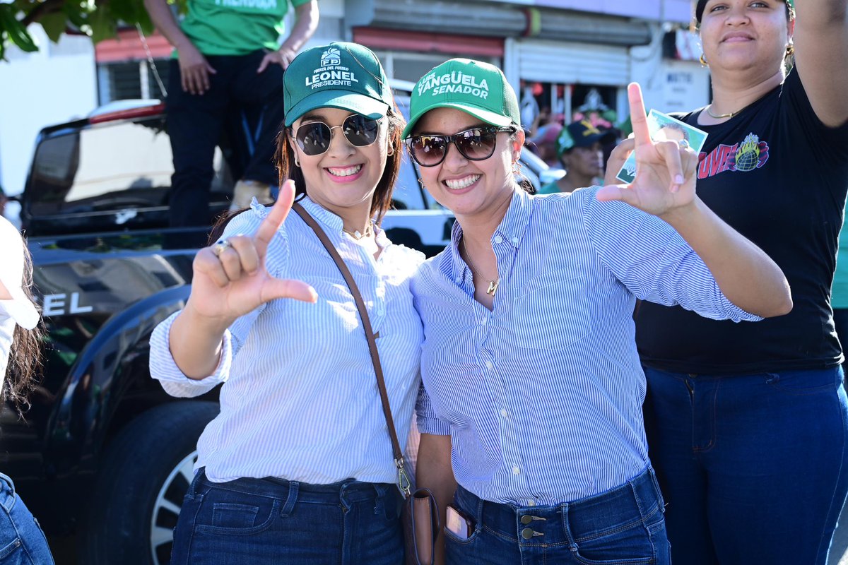 LeonelFernandez's tweet photo. San Francisco de Macorís se lanzó a las calles en apoyo a los candidatos de la #FuerzaDelPueblo, una muestra clara de que en febrero y en mayo, los ineficientes del gobierno, e’ pa’ fuera que van.

#VolvamosPalante
#Vota3 https://t.co/RkWSdkdqZ5