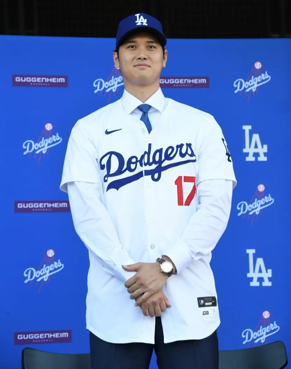 jclover_7's tweet photo. @shoheisaveus He likes to post this way. Same post from his introductory press conference at Dodger Stadium. 😄🧍 https://t.co/ZIuGX8qN6X