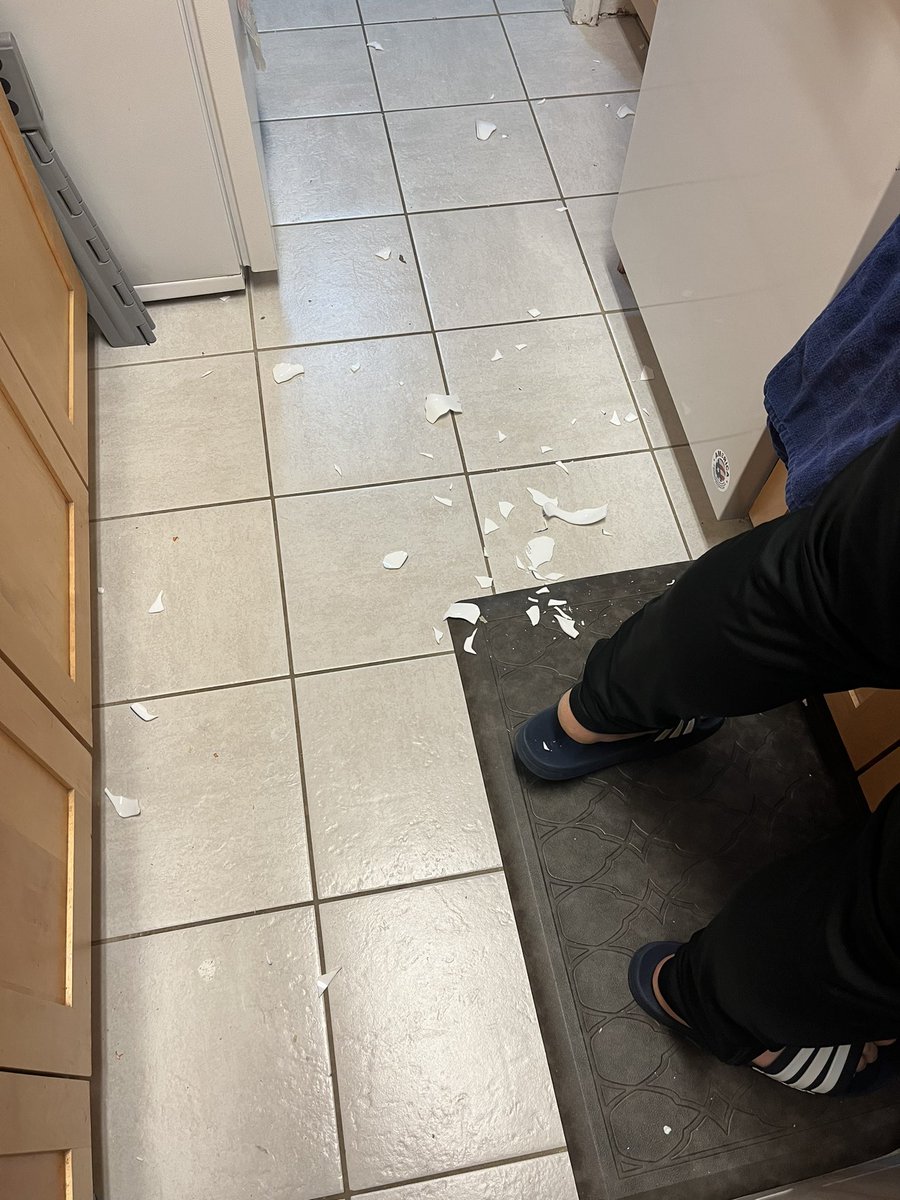 BlueandWiet's tweet photo. @Corelledining no break no shatter guarantee? Completely broken and shattered! Very upset and even cut my finger! Can anything be done?! https://t.co/boZ7PsSkVI