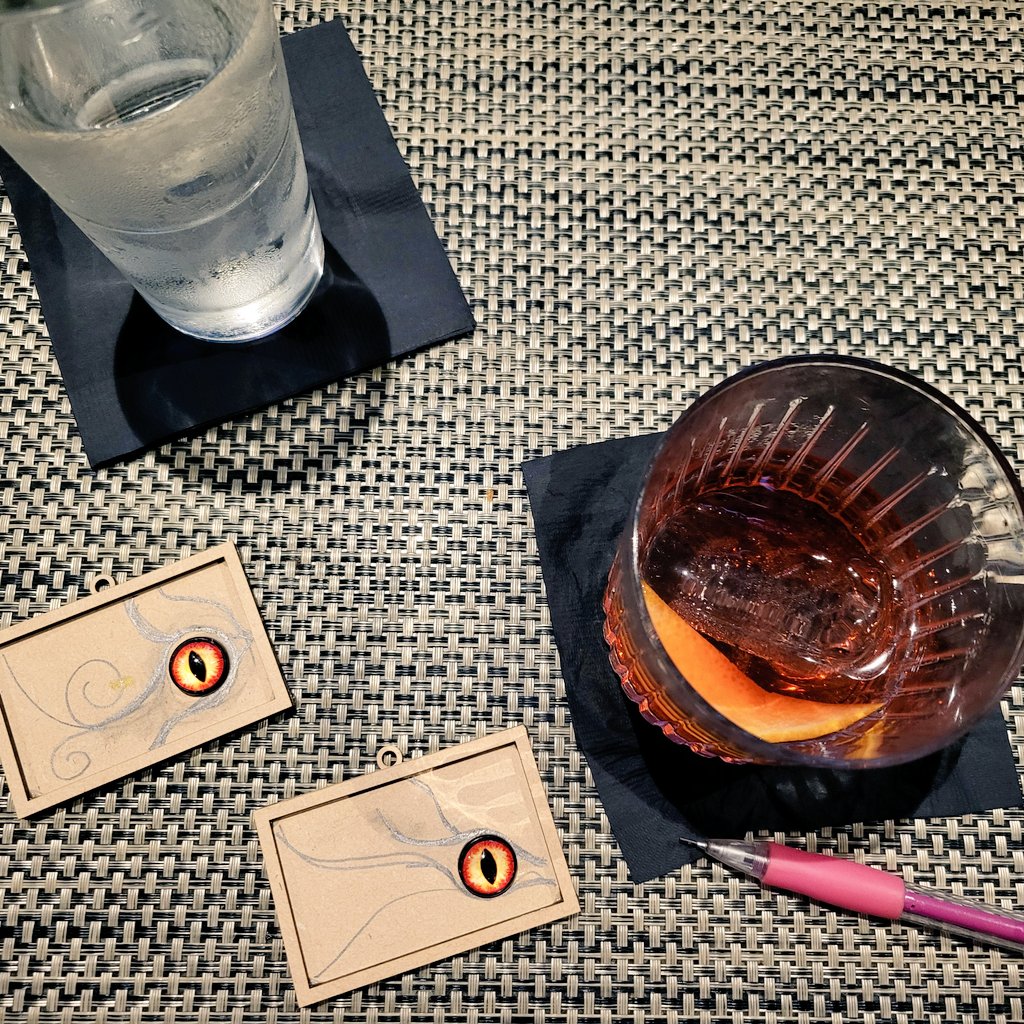 Negroni Rosas and sketches at Bar Bistro 🍸 👌 ❤️ #monkeyshine #monkeyshines #monkeyshines2024 #monkeyshinestacoma #glassart #tacomaglassart #glassmosaic