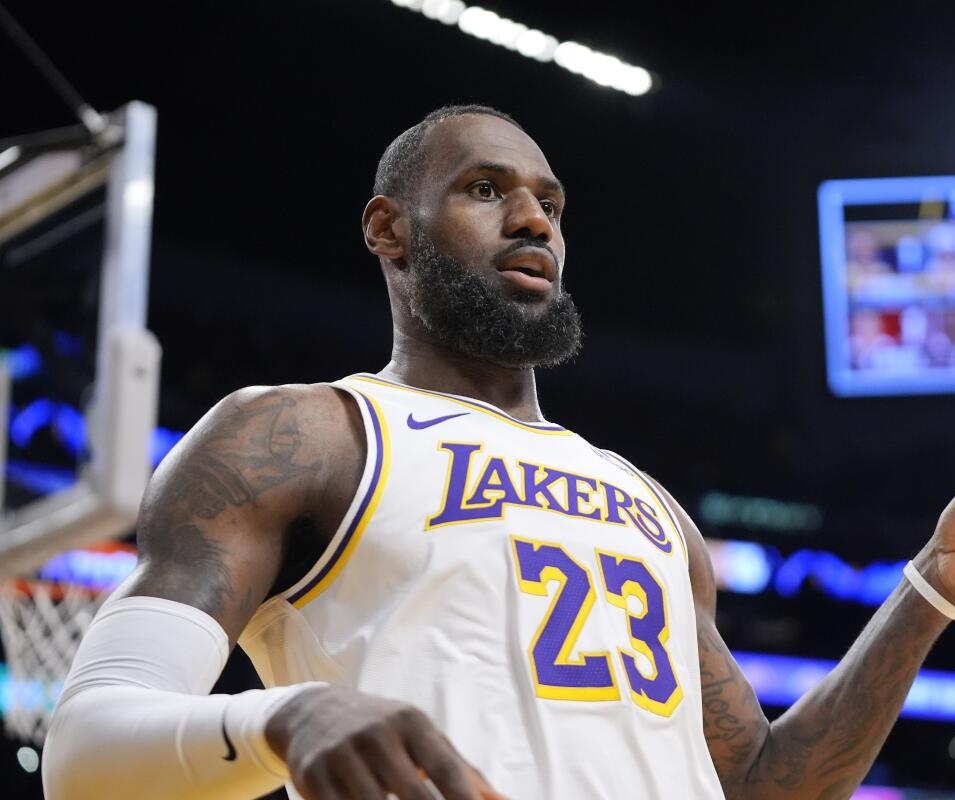 NBAdabad's tweet photo. O MAIOR NÚMERO DE REBOTES NA CARREIRA

20 REBOTES

AOS 39 ANOS DE IDADE

LEBRON JAMES, VOCÊ É INACREDITÁVEL https://t.co/d7jUcKxEDV