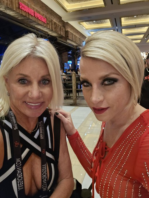 On way to red carpet @KylaKeysXXX https://t.co/QayOZYhNL1<a class="tags" href="/tag/kylakeysxxx">@kylakeysxxx</a><a href="/tag/mvsales"class="tags"><span>#mvsales</span></a>