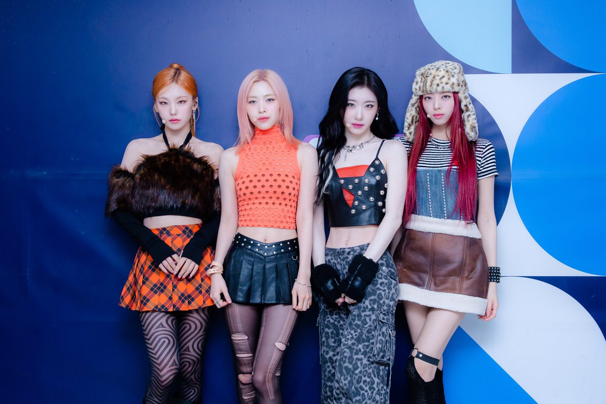 [👔] 240128 #착장인가

잠시 후 오후 3시 30분!
#인기가요 에서 만나요❤

#있지 #ITZY #ITZY_MrVampire <a href="/ITZYofficial/">ITZY</a>