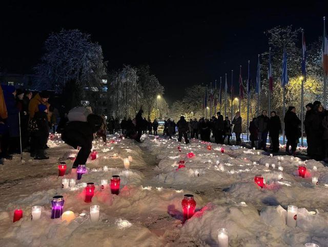 Slovenya'da insanlar, İsrail tarafından öldürülen Filistinlileri anmak için karla yapılmış mezarlar oluşturarak ölen Filistinlileri temsil etmek için birer mum dikti.