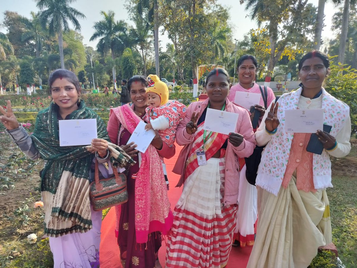 onlineJSLPS's tweet photo. The #SHG members of #JSLPS were special invitees at '#At_Home' function in the Governor House of Jharkhand.
Hon'ble Governor met the SHG members and appreciated their work in the field of development.
@jhar_governor @Alamgircongress https://t.co/k2C3ffh4vJ