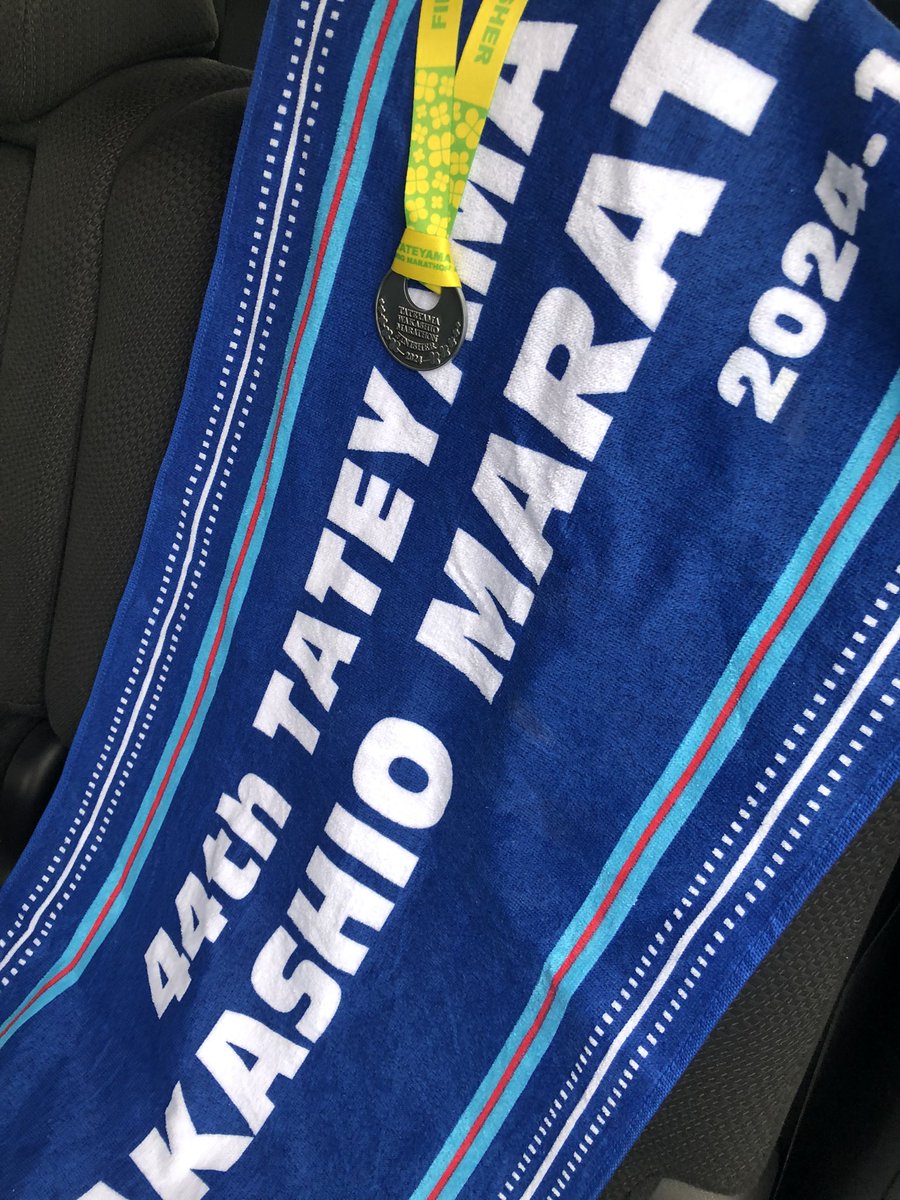 kamiya_shunichi's tweet photo. 森・館山市長から案内頂き #館山若潮マラソン 10キロに出場しました。熊谷知事も参加され快走。私は日頃の運動不足で足もガクガク、沿道や千葉市民のランナーの激励で何とか68分台の完走。26年前のフルマラソン初完走が本大会でした。風光明媚な景色と温かい歓迎は当時も今も変わらない素晴らしさです https://t.co/jfKGSToALe
