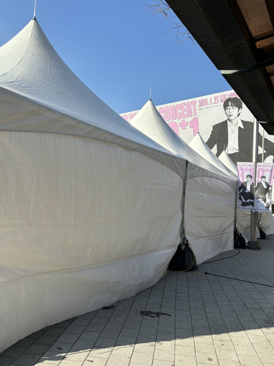 1.28 막콘은 기획사초대부스 뒤에 있는 벤치에서 @anan26708341290 함께 나눔합니다! 나눔 트윗글의 RT 보여주세요!