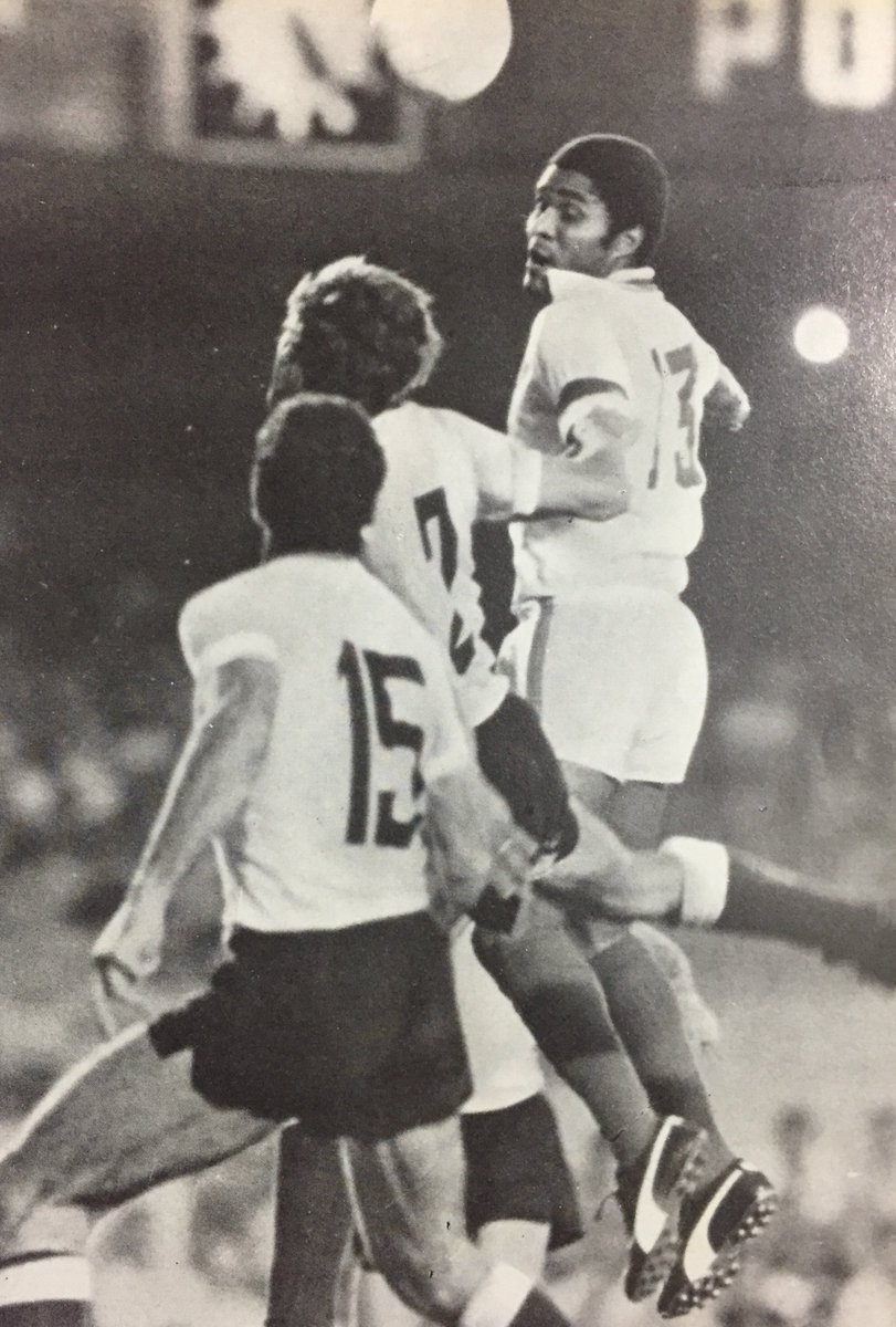 Descubierto por Carlos Bauer y recomendado al maestro Bela Guttmann, el moreno de Lourenço Marques se destacó por sus arranques furtivos en las áreas rivales con ejecuciones de gran velocidad. Inició su periplo en el Sporting Club de su localidad natal para recalar en el Benfica.