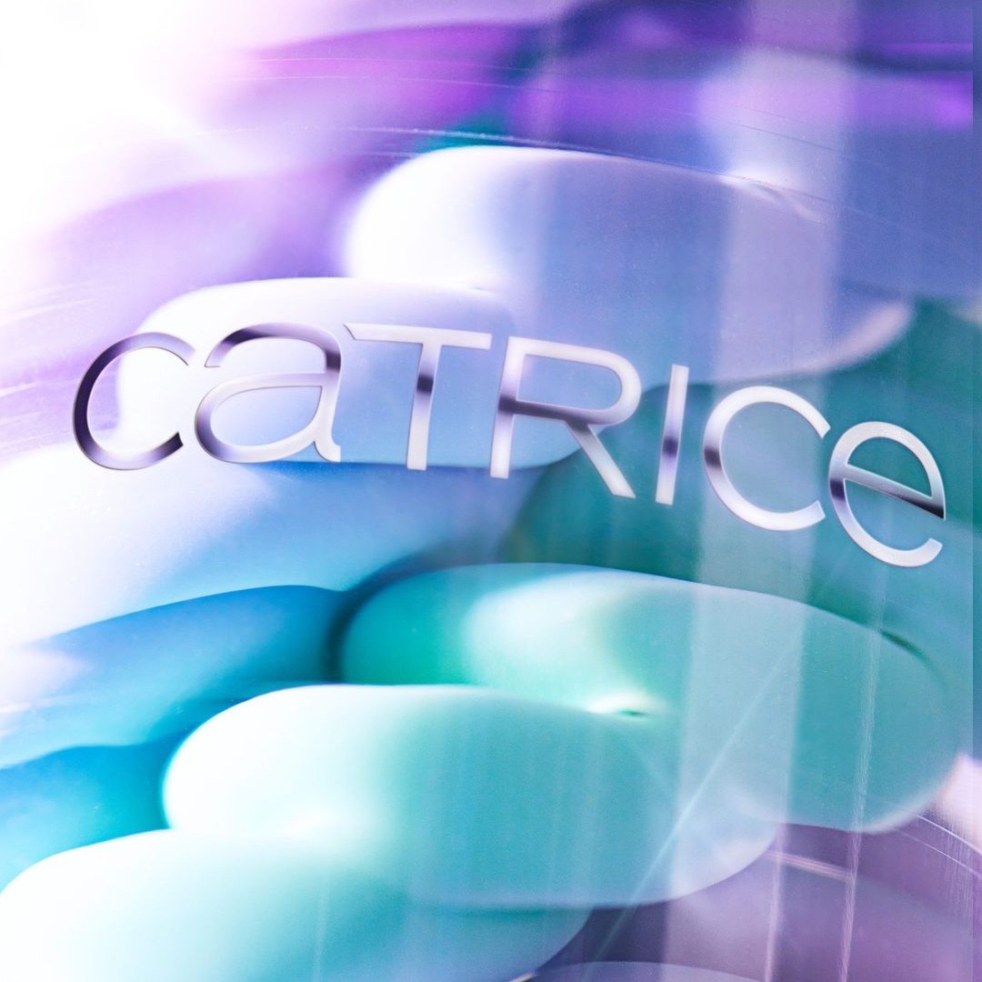 CatriceSA's tweet image. Our #METAFACE Colour Correcting Glaze Primer is the key to a  flawless glow look 💻: Its colour correcting texture perfectly evens out imperfections and redness, hydrates skin, and adds a subtle glow. 💙💜

 Exclusively in-store @Clicks_SA and online houseofcosmetics.co.za 🛒🌌