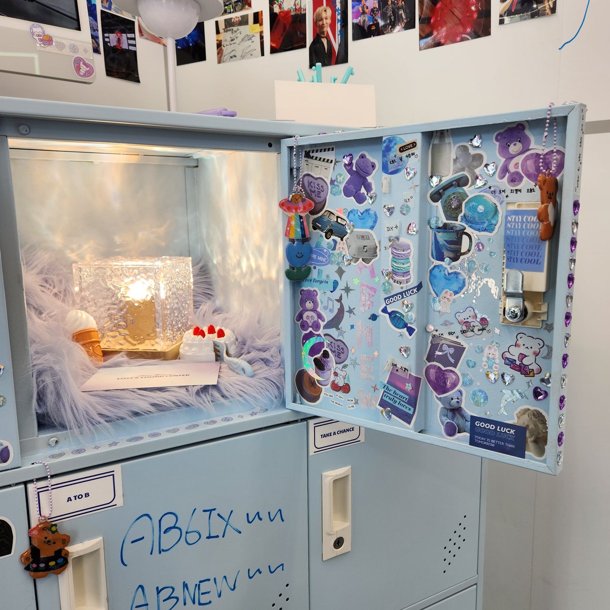 PermanentRed522's tweet image. 드디어 팝업스토어에 다녀왔습니다!
예삐들이 구석구석 오밀조밀 남겨둔 흔적 찾는 것도 너무 귀엽고 재밌었고, 팝업스토어 색감이 예뻐서 눈도 즐거웠어요💕
제가 낸 사진은 이제 없어 아쉬웠지만 대신 필카 겟🫡❤
@AB6IX_popup
#예삐분실물센터 #ABNEW_MEMORY #AB6IX_POPUP #AB6IX #ABNEW