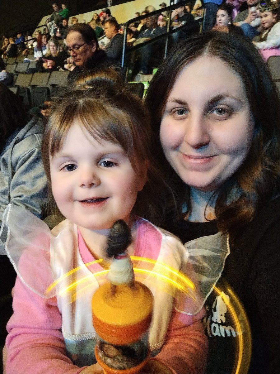 OhDeer810's tweet photo. #DisneyOnIce https://t.co/L3aHgclotn