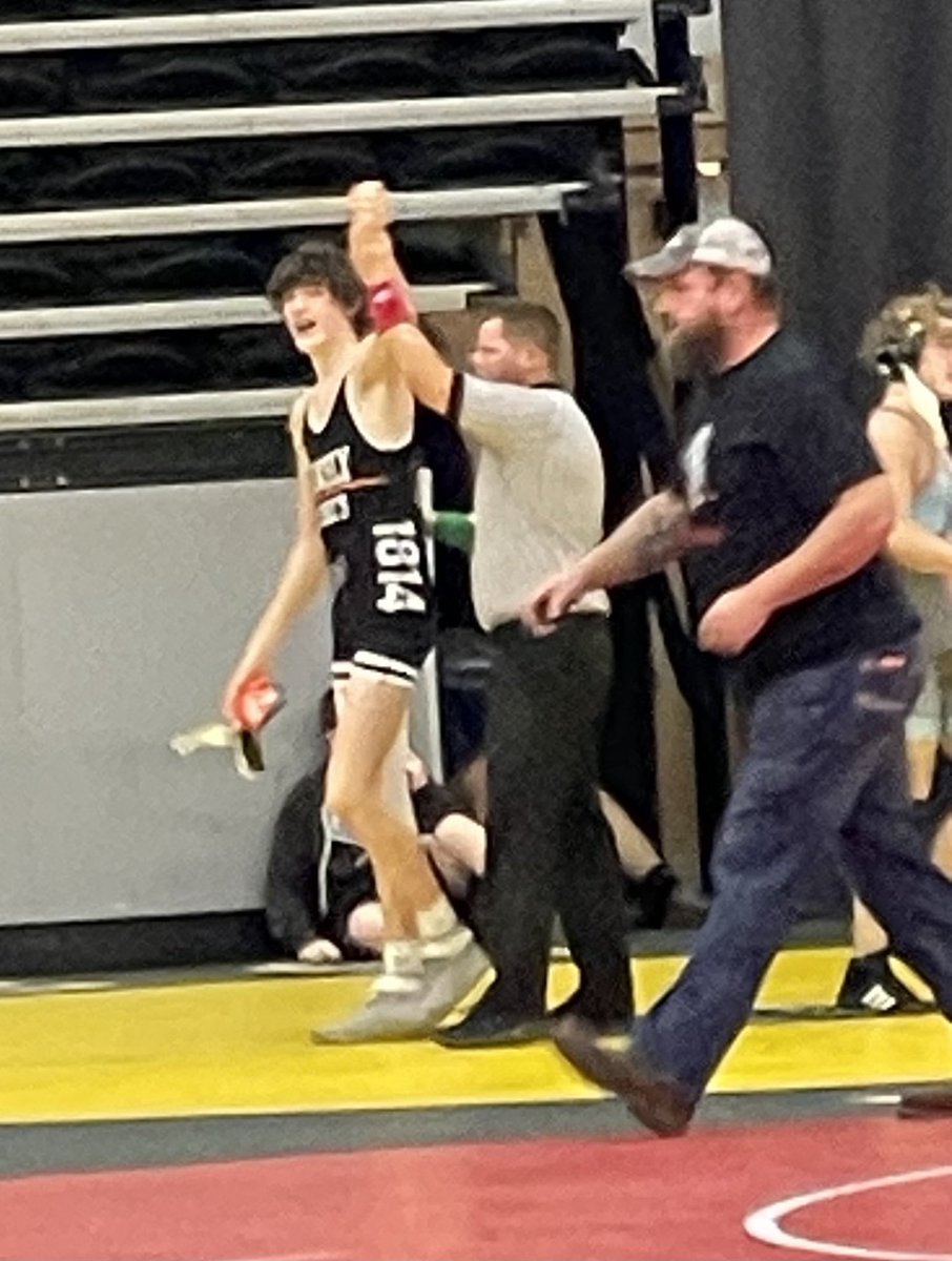 LinslyAthletics's tweet photo. ‘28 wrestlers Sawyer Palian and Eliott Wade advance once again at WSAZ. https://t.co/sMLeuTWUsR