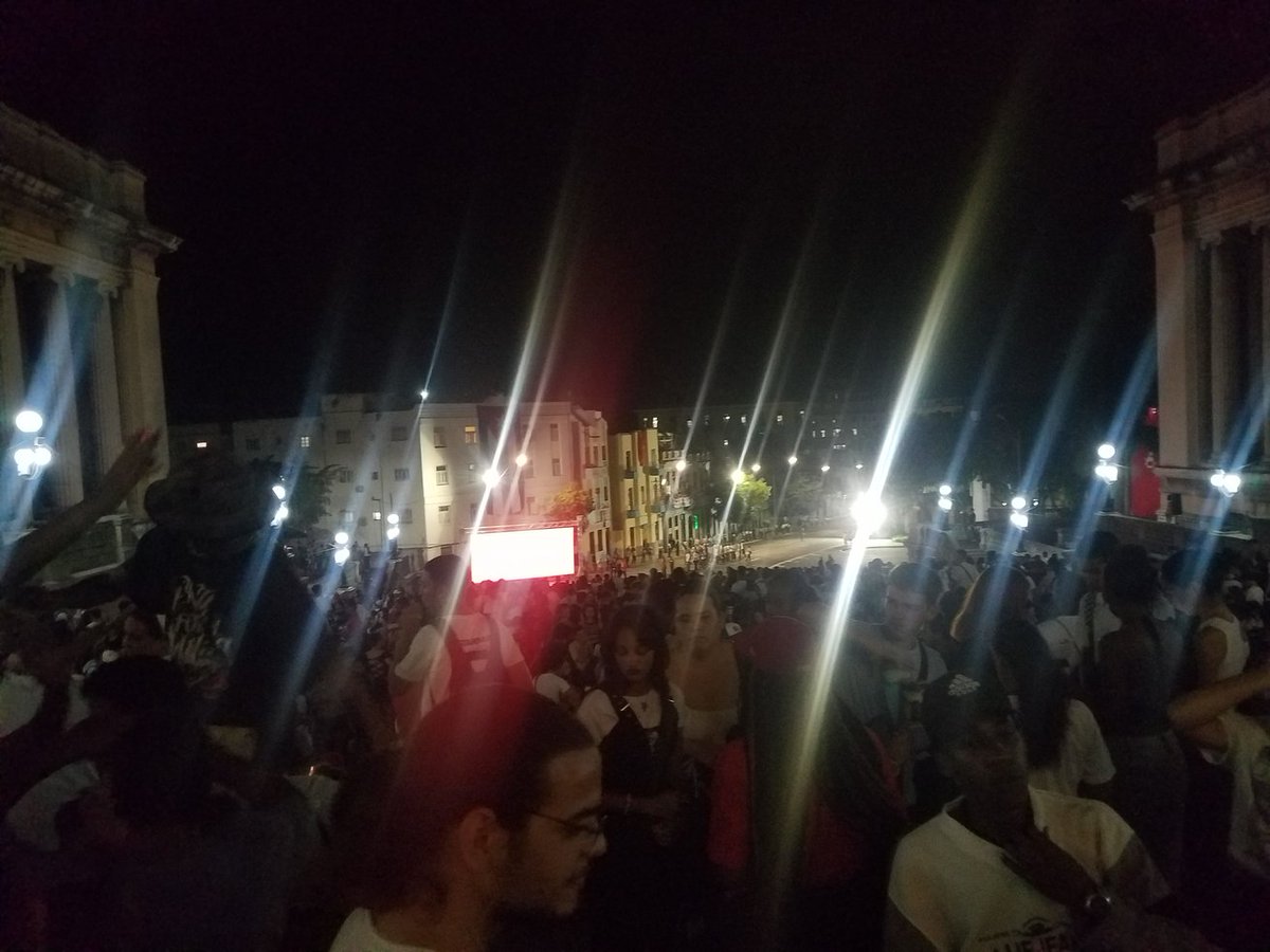 Regresamos todos a esta histórica escalinata🏛🏛 #ConElMismoFuego. 

Llegue hasta el lugar más alto del altar de la Patria, nuestro homenaje al Maestro, al más universal de todos los cubanos.✒🕯.

#IsriMartiano 
#35Aniv