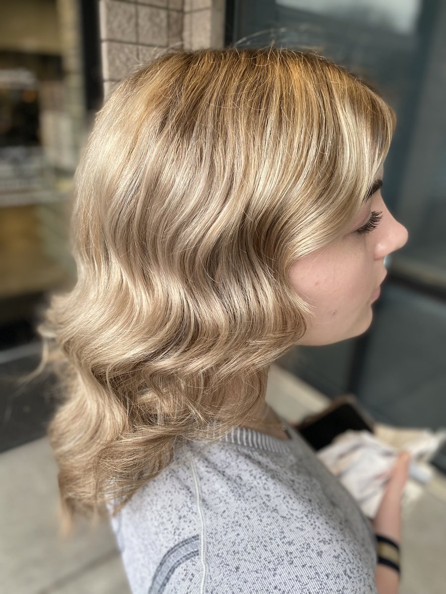 lovelydess___'s tweet photo. Love the highlight💖

Full highlight and root tap + trim

#fullhighlight #greenvillestylist #nc #sebastiandrench #blondor https://t.co/8IgjT25Y9K